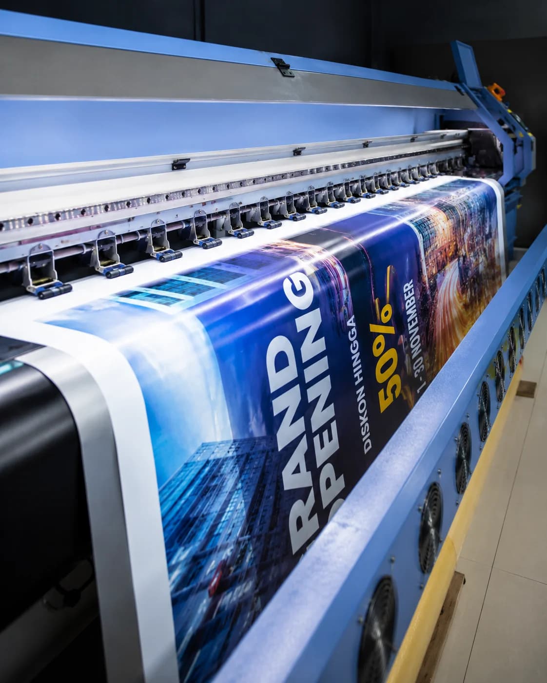 Mesin digital printing sedang mencetak spanduk custom full color berkualitas tinggi di My Print Express untuk kebutuhan promosi, event, perusahaan, dan UMKM.